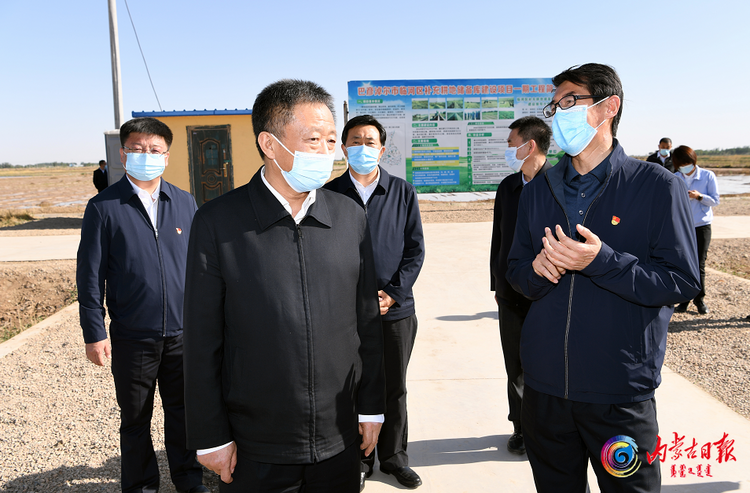 孙绍骋在庆丰村新村走访村民赵根德,与他们夫妇细算收入账.