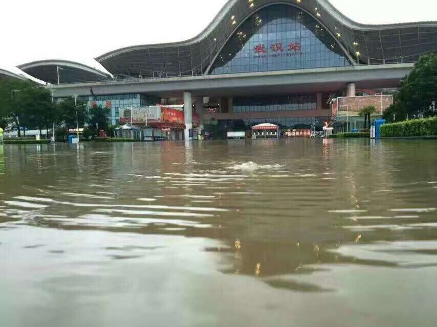 武汉暴雨来袭 多处火车站、地铁进水被淹