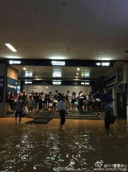 武汉遭遇特大暴雨城区交通已瘫痪组图