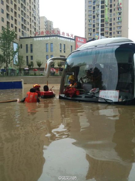 武汉遭遇特大暴雨城区交通已瘫痪组图
