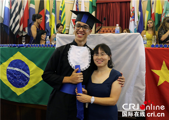 巴西第一所葡中双语高中迎来首届毕业生