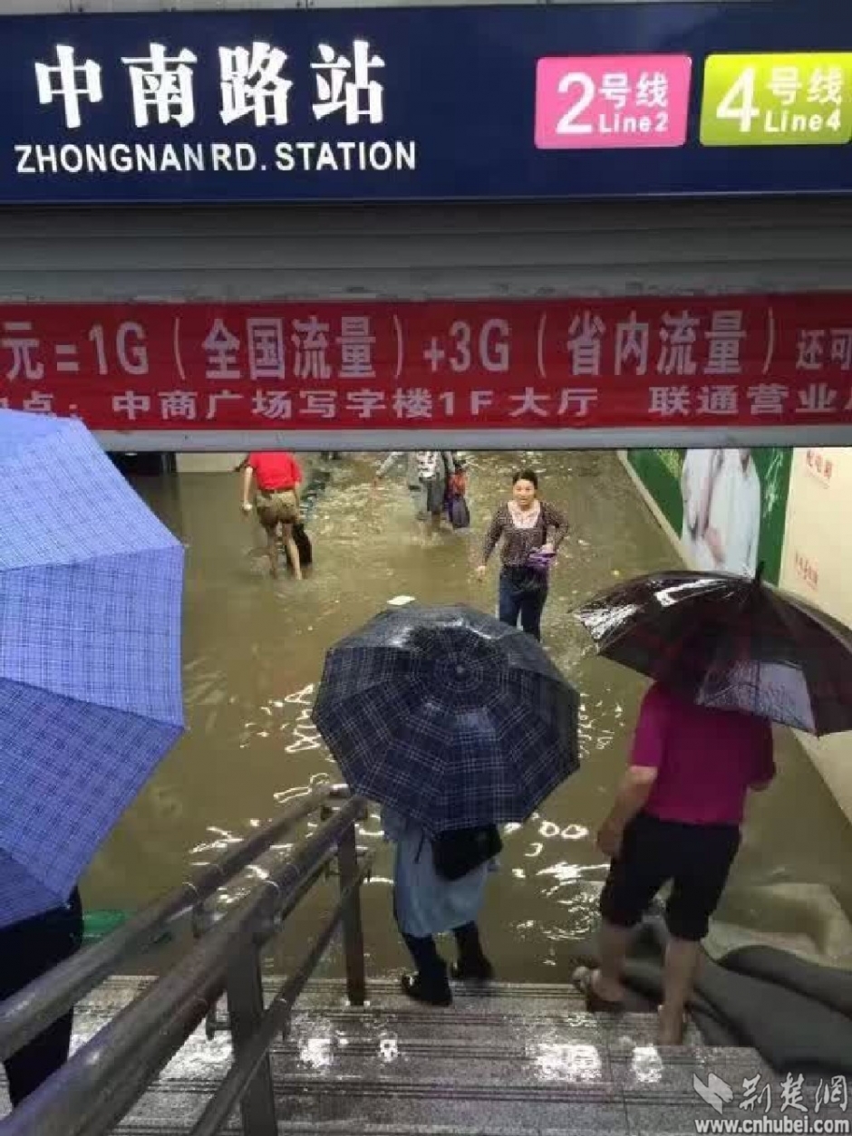 暴雨中的前行者 致敬“武汉人的上班精神”(组图)-国际在线