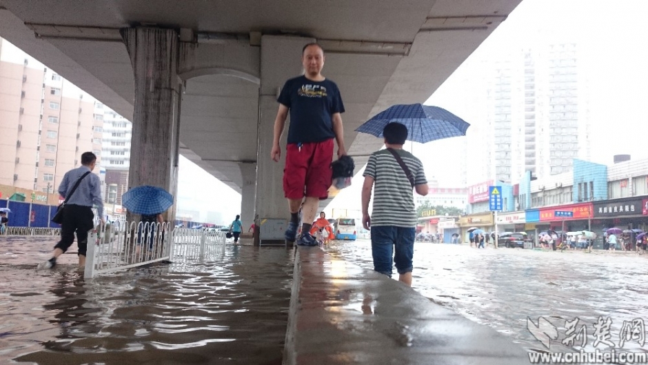 暴雨中的前行者 致敬“武汉人的上班精神”(组图)-国际在线