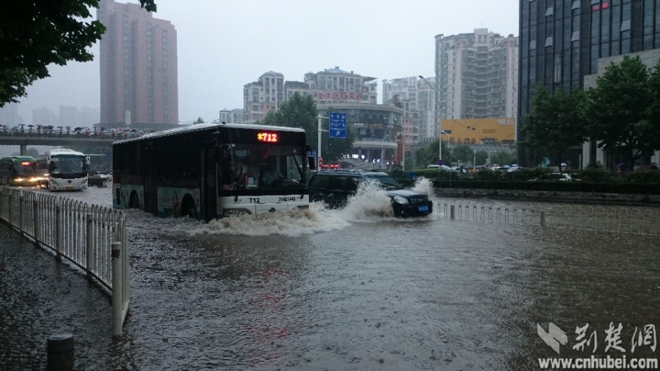 暴雨中的前行者 致敬“武汉人的上班精神”(组图)-国际在线