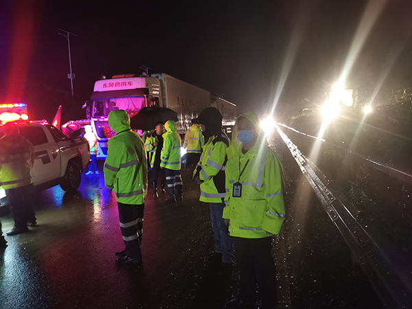 雅西高速冕宁至泸沽路段道路恢复双向通行_fororder_03D4A45B8AC089F5BB121F06E16E29AB