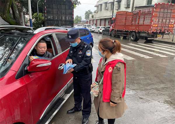 眉山公安“最美片警”何建平：坚守初心 服务为民_fororder_何建平正在工作（中）-供图-眉山市公安局