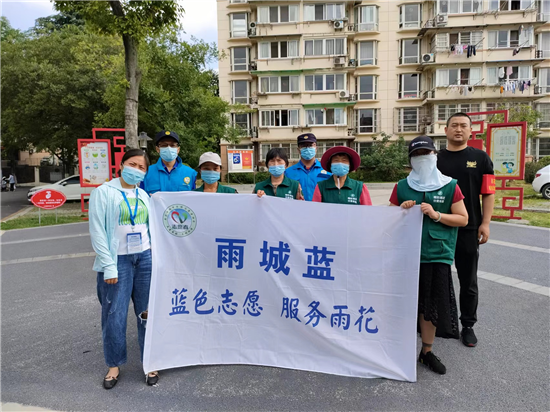 南京雨花台区梅山街道志愿者引导居民积极参与垃圾分类_fororder_图片 4