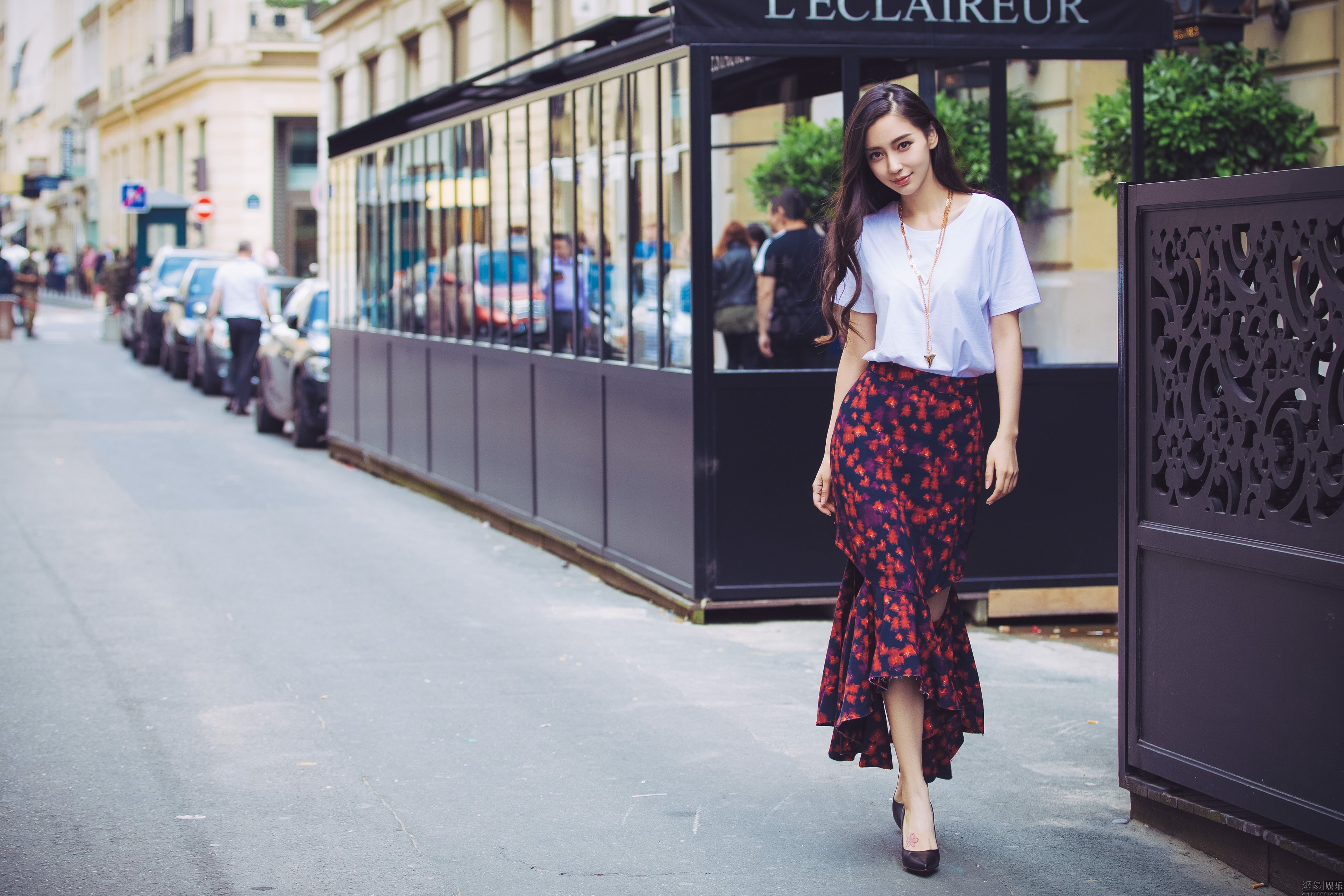 angelababy井柏然巴黎街拍撞背景图