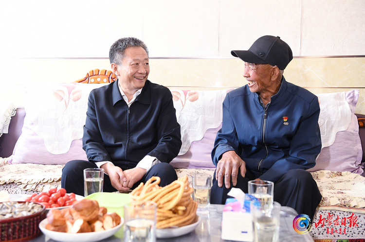 孙绍骋在庆丰村新村走访村民赵根德,与他们夫妇细算收入账.