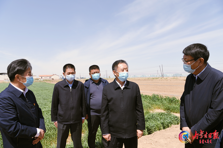 记者 袁永红 摄孙绍骋在庆丰村新村走访村民赵根德,与他们夫妇细算