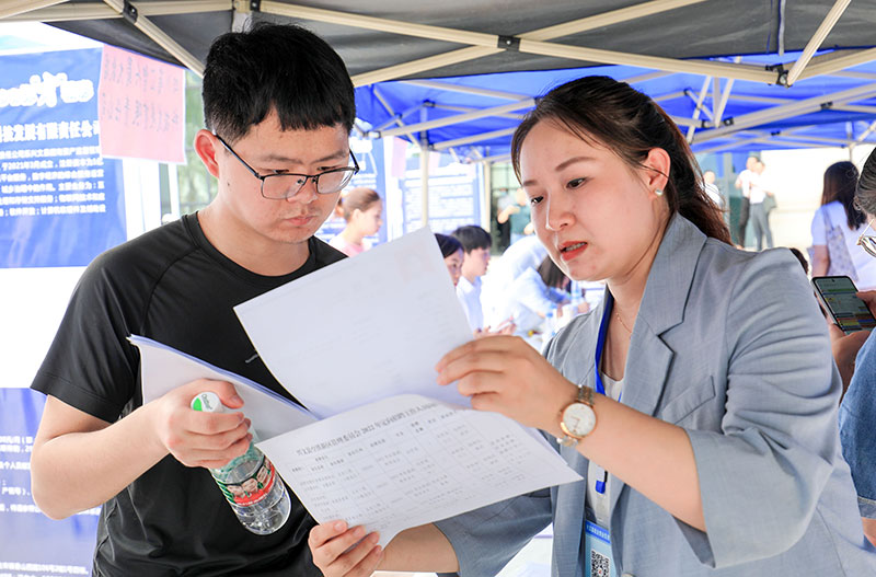 宜宾市兴文县汇智兴业专场招聘会在宜宾学院举行_fororder_工作人员向大学生讲解用工条件-摄影-高学兵