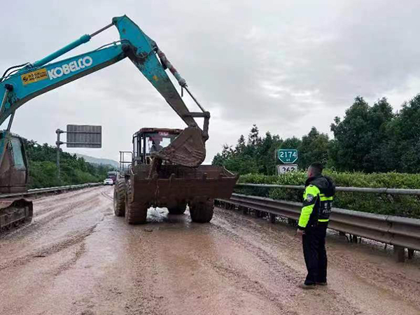雅西高速突发泥石流 四川公安交警全力抢通_fororder_抢修现场-供图-四川省公安厅交警总队