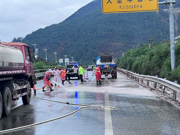 雅西高速突发泥石流 四川公安交警全力抢通_fororder_抢修现场-供图-四川省公安厅交警总队（2）