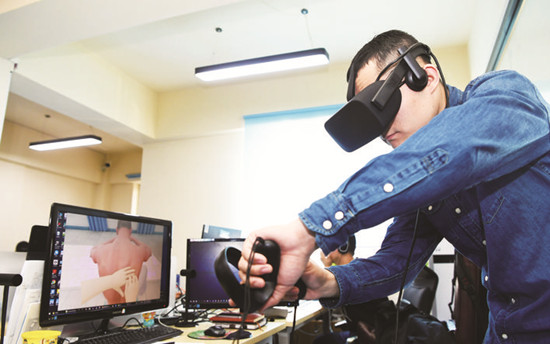 创新潮涌_fororder_长春博立电子科技有限公司内，工作人员演示胸穿VR系统虚拟完成胸腔穿刺术。e