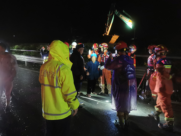 雅西高速冕寧至瀘沽路段道路恢復雙向通行