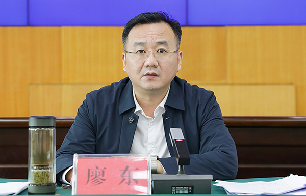 自贡沿滩：加快补齐短板 全力推动全区经济社会高质量发展_fororder_沿滩区委副书记、区长廖东主持会议并讲话