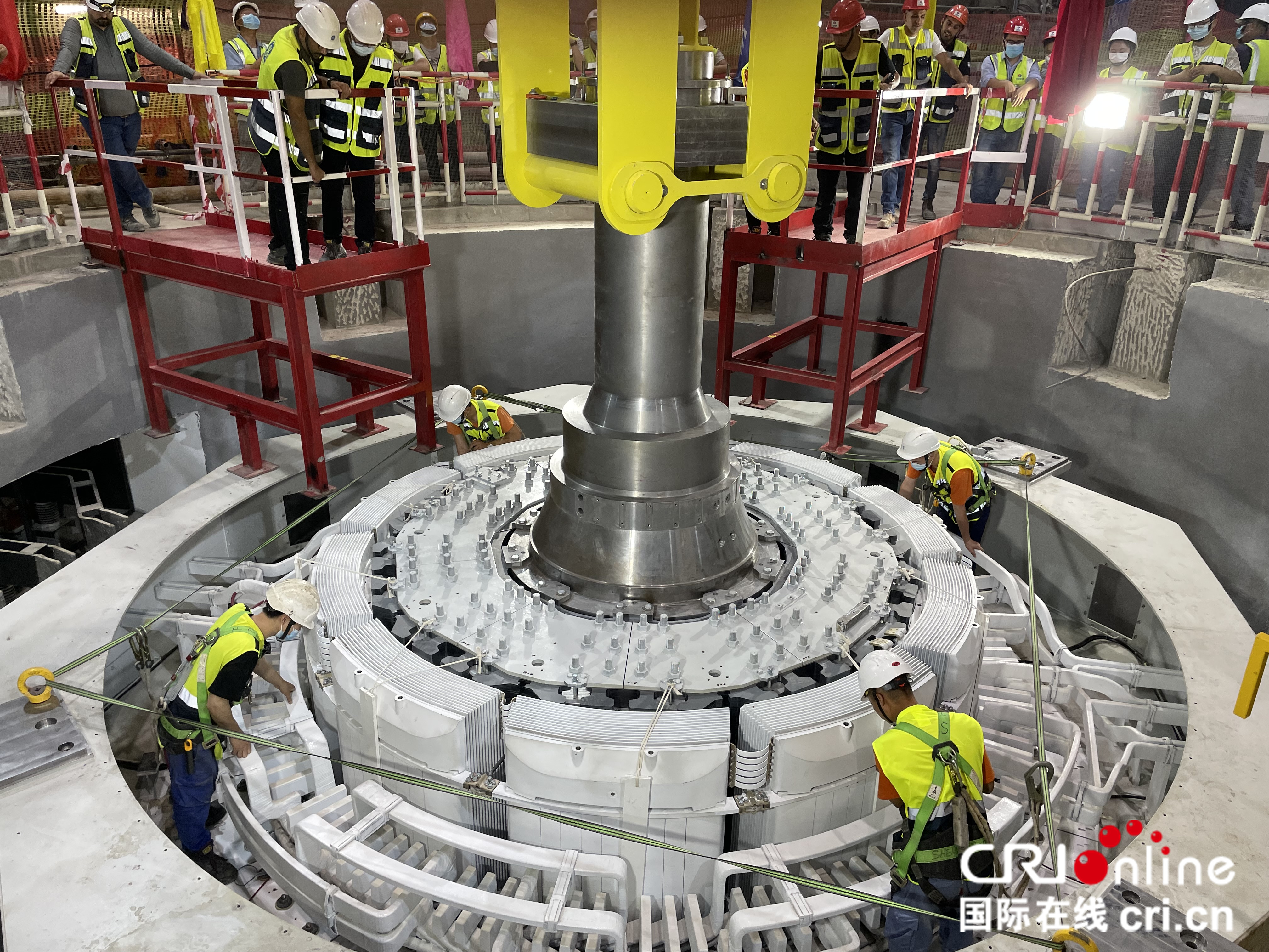 中国电建承建的以色列最大抽水蓄能电站项目转子吊装成功_fororder_3.中国电建员工在转子安装过程中不断调整。