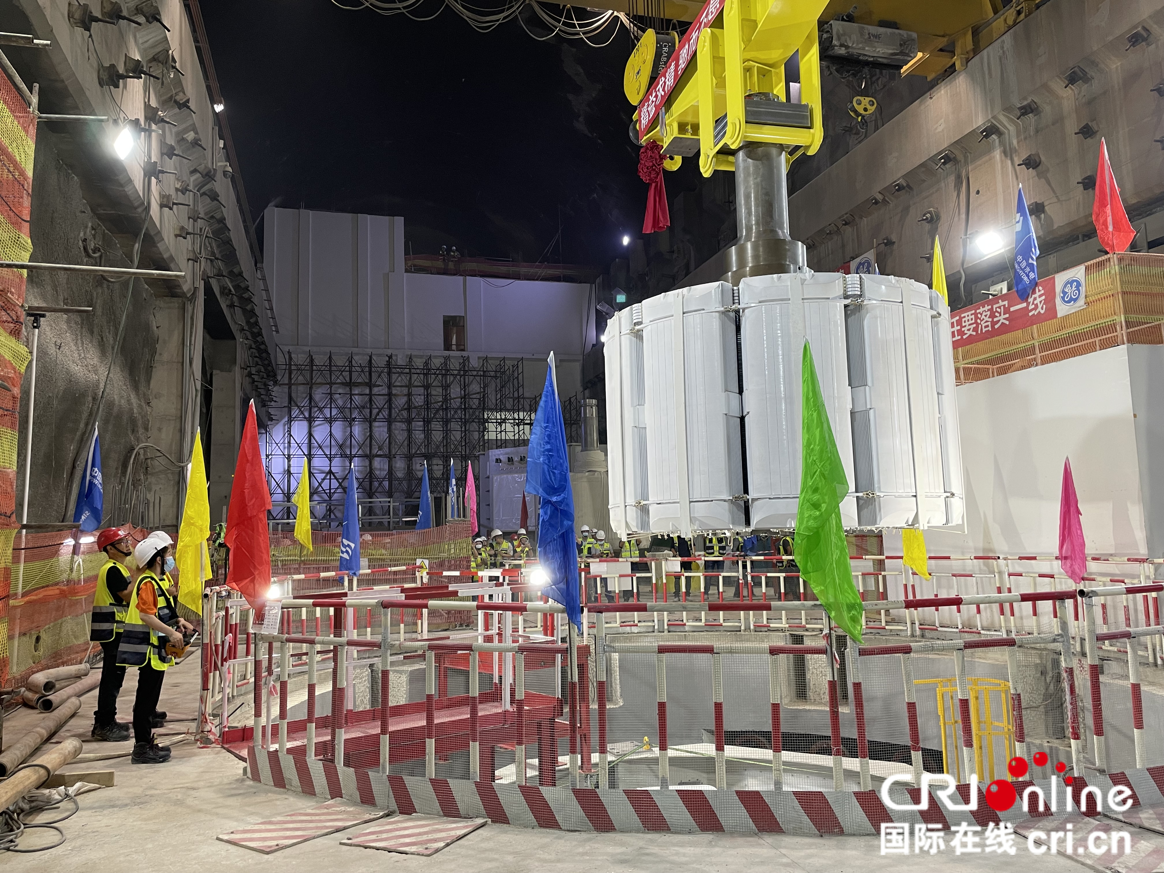 中国电建承建的以色列最大抽水蓄能电站项目转子吊装成功_fororder_2.转子正在缓缓向定子上方移动。