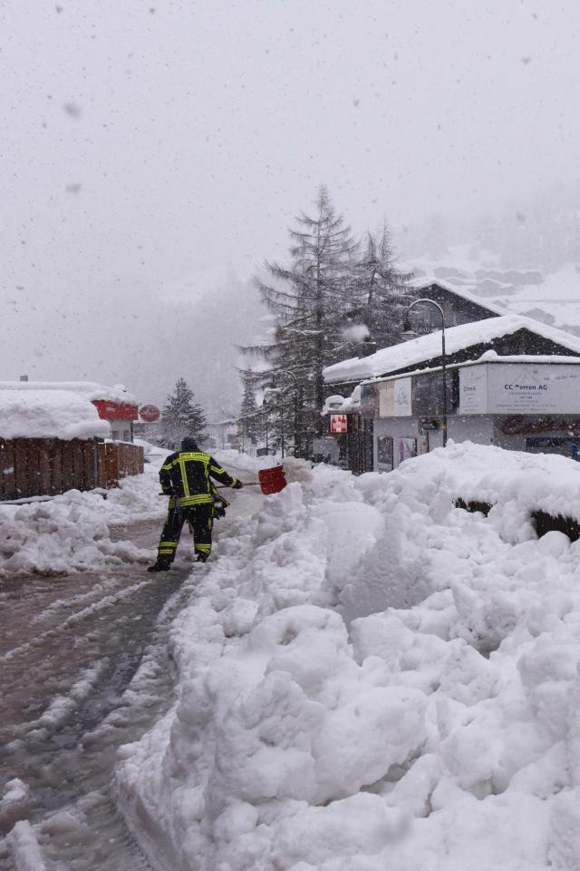 滑雪胜地道路被大雪覆盖_fororder_The snow has made some roads impassable