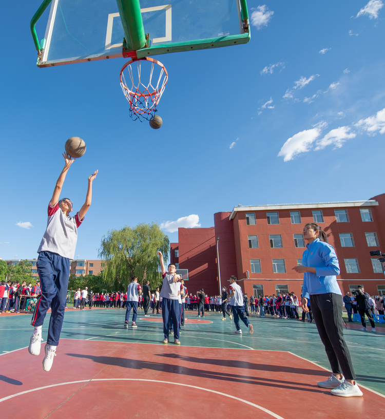 呼和浩特市:校园篮球公开课-国际在线