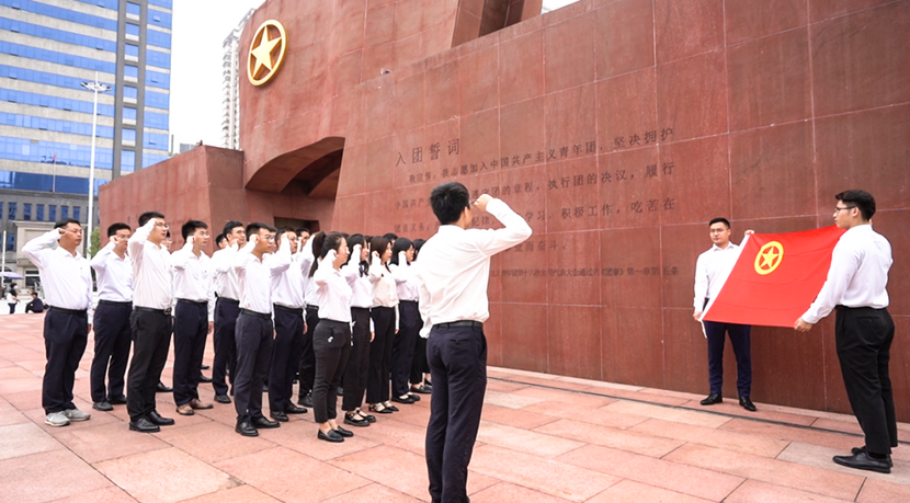 青年骨干面对团旗庄严宣誓.