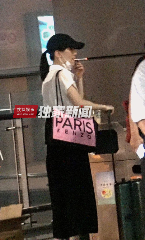 独家：papi酱线下真身露面 打扮低调烟不离手