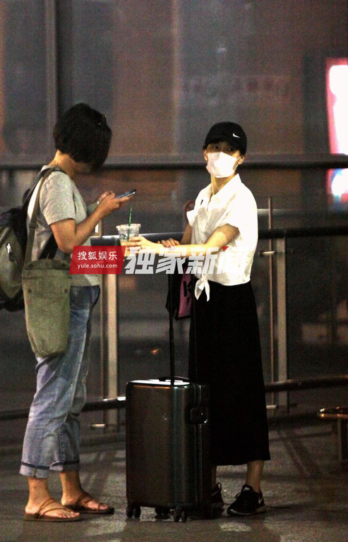 独家:papi酱线下真身露面 打扮低调烟不离手