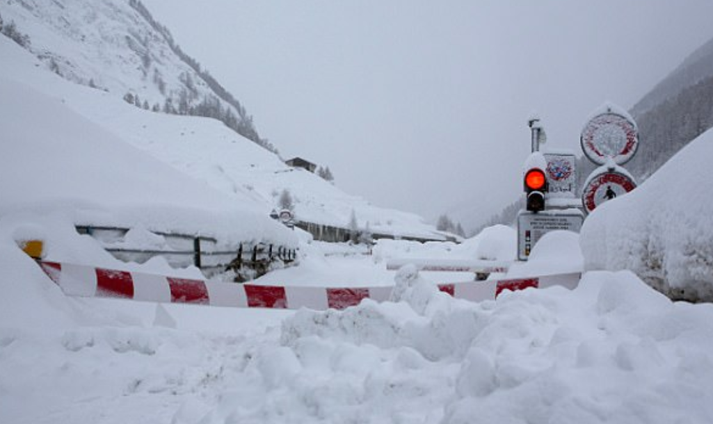 一个通往滑雪场的道路被大雪覆盖_fororder_QQ图片20180123155028