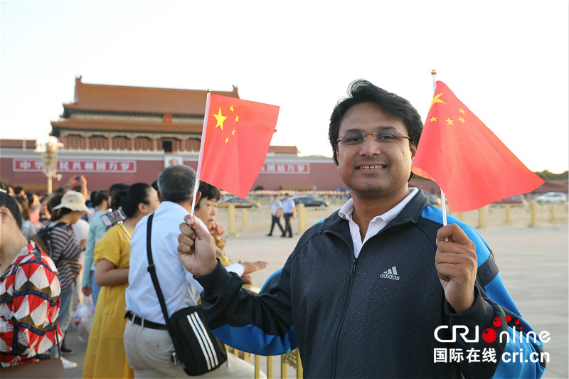 图片默认标题_fororder_巴基斯坦Geo电视台的高级记者亚希尔·哈比卜·汗手持五星红旗在天安门广场拍照留念 摄影 杨宾