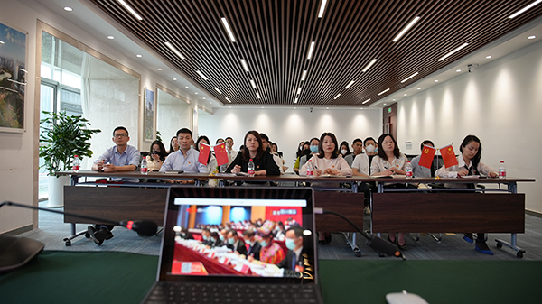 四川天府新区党员干部群众收听收看四川省第十二次党代会开幕会_fororder_科创和人才局正在观看直播-供图-成都市天府新区党群工作部宣传处