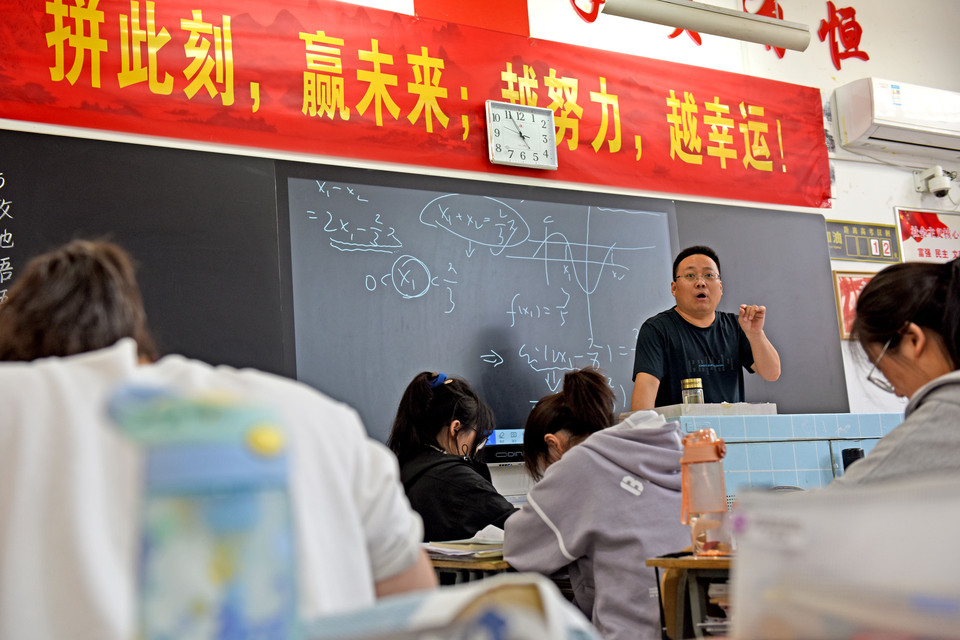 5月26日,安徽省淮南一中高三学生在教室内学习,教室窗户玻璃上贴着一