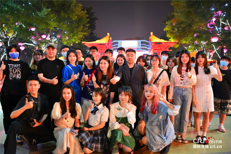 Media and Online Influencers Visit the Cast of the Film "Chang'an, Chang'an" to Find out Behind-the-Scenes Stories_fororder_7