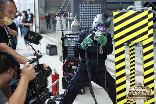 《天府工匠》大型技能挑战融媒体节目进行首场录制_fororder_《天府工匠》录制现场-摄影-骆言