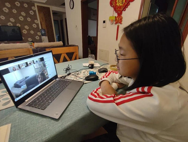 成都郫都区：“语伴”活动让中小学生足不出校眺望世界_fororder_郭梓琪和美国学生在线上交流-受访者供图