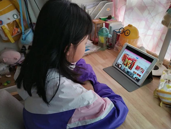 成都郫都区：“语伴”活动让中小学生足不出校眺望世界_fororder_赵彬羽和美国学生在线上交流-受访者供图