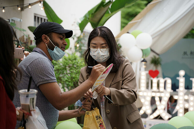 聊天交友玩互动游戏_fororder_制作防疫主题扇子现场-摄影-何志强