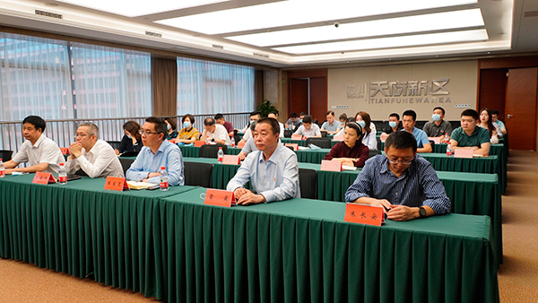 四川天府新区党员干部群众收听收看四川省第十二次党代会开幕会_fororder_纪工委正在观看直播-供图-成都市天府新区党群工作部宣传处