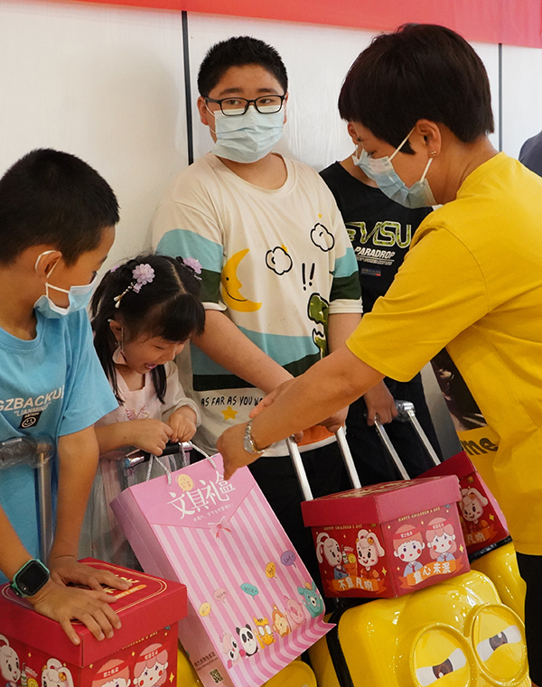 “爱心点亮童年”——情暖“六一”儿童节特别活动在成都温江银杏林社区举行_fororder_爱心商家代表向孩子们捐赠爱心物资-摄影-覃艳