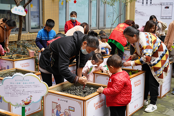 “爱心点亮童年”——情暖“六一”儿童节特别活动在成都温江银杏林社区举行_fororder_儿童家庭认领种植花箱-摄影-覃艳