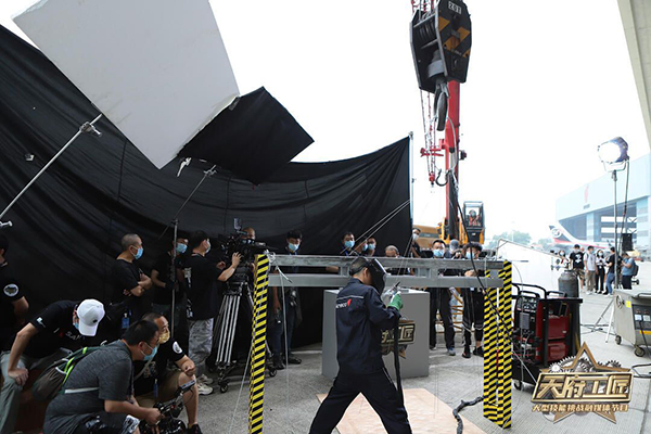 《天府工匠》大型技能挑战融媒体节目进行了首场户外实景录制