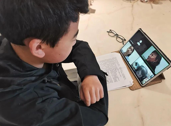 成都郫都区：“语伴”活动让中小学生足不出校眺望世界_fororder_陶俊熙和美国学生在线上交流-受访者供图