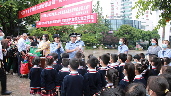 自贡高新区以活动促治理 强化居民法治观念_fororder_2活动现场