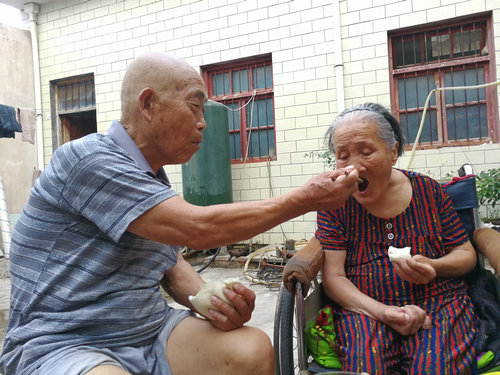 【河南供稿】河南郟縣86歲老人王中堂伺候癱瘓老伴38年 情動人間
