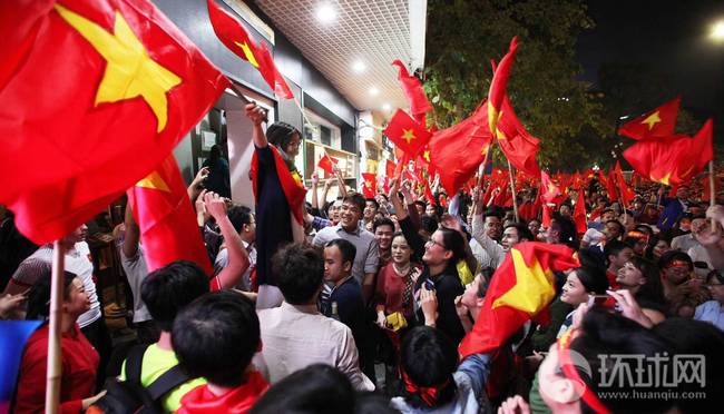 万人空巷越南民众举国旗游行庆祝球队晋级