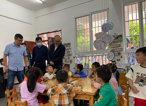 宜宾市教体局副局长向庆明调研叙州区观音镇教育_fororder_查看幼儿午餐（中心园）