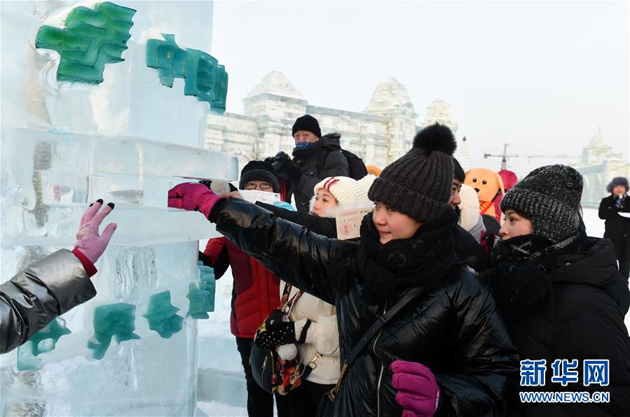 “超级”冰邮筒亮相哈尔滨冰雪大世界
