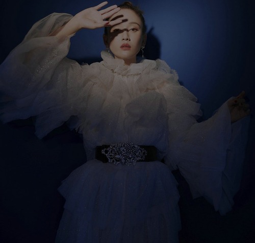 陈乔恩最新画报出炉 神秘深蓝寻见率性纯粹