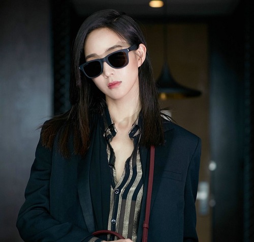 张钧甯西装造型英气逼人 冷硬质感演绎酷帅风