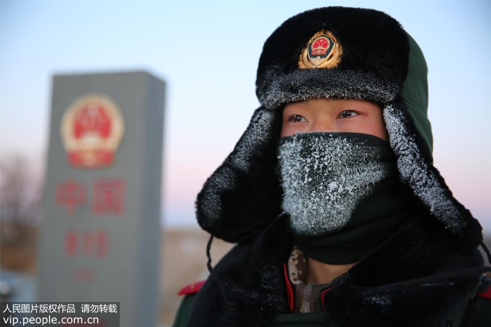 內蒙古開啟“冰凍周” 邊防哨兵-30℃界碑站崗