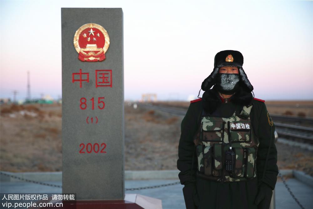 內蒙古開啟“冰凍周” 邊防哨兵-30℃界碑站崗